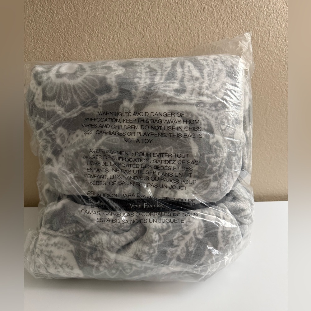 Vera Bradley Plush Throw Blanket Java Gray & White - Picture 2 of 3